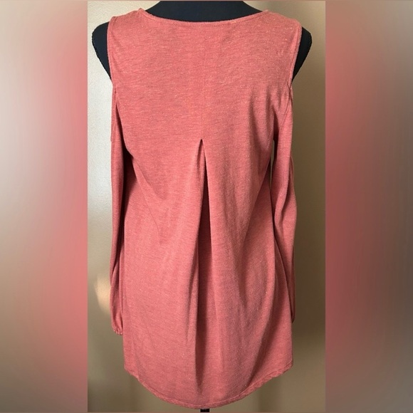 ✨ Knox Rose Cold Shoulder Long Sleeve Top Size Medium ✨ - Picture 4 of 8